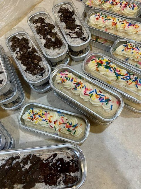 Mini cakes in keepsake tins